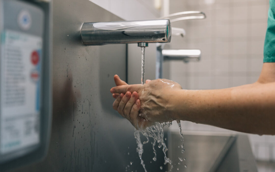 Standardy higieny rąk w placówce: jak wdrożyć procedury, szkolić i kontrolować